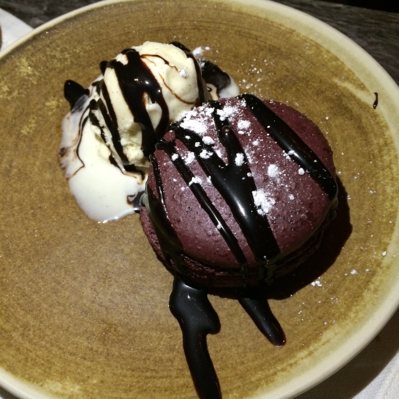 Macaron de chocolate gigante con helado de vainilla
